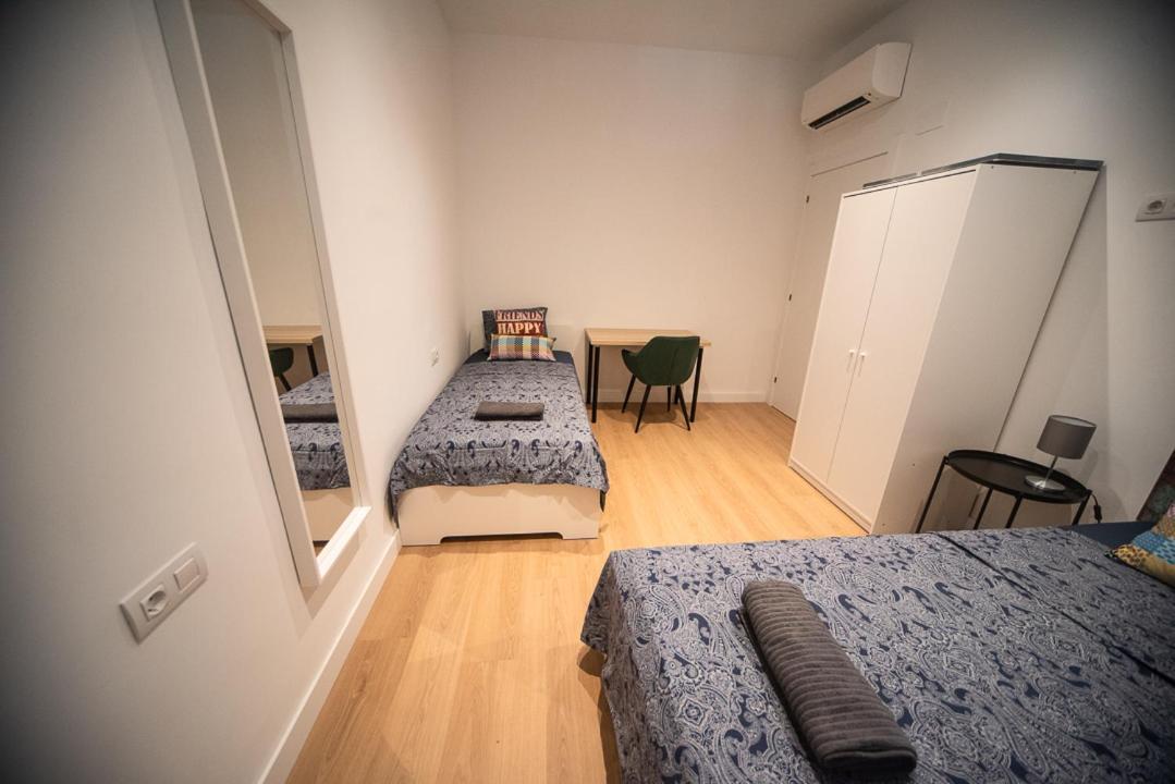 By Universitat Private Rooms Barcelone Extérieur photo