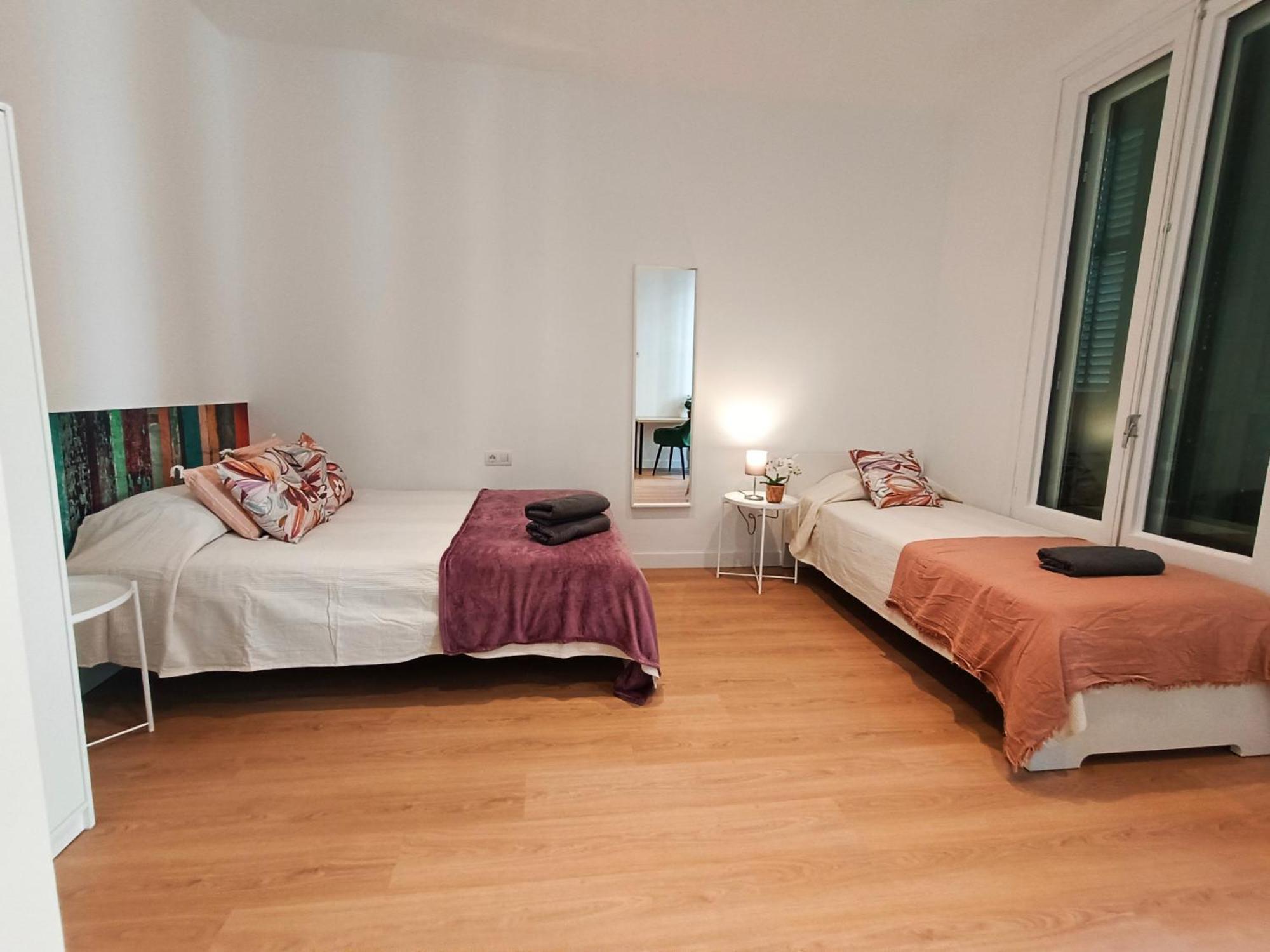 By Universitat Private Rooms Barcelone Extérieur photo