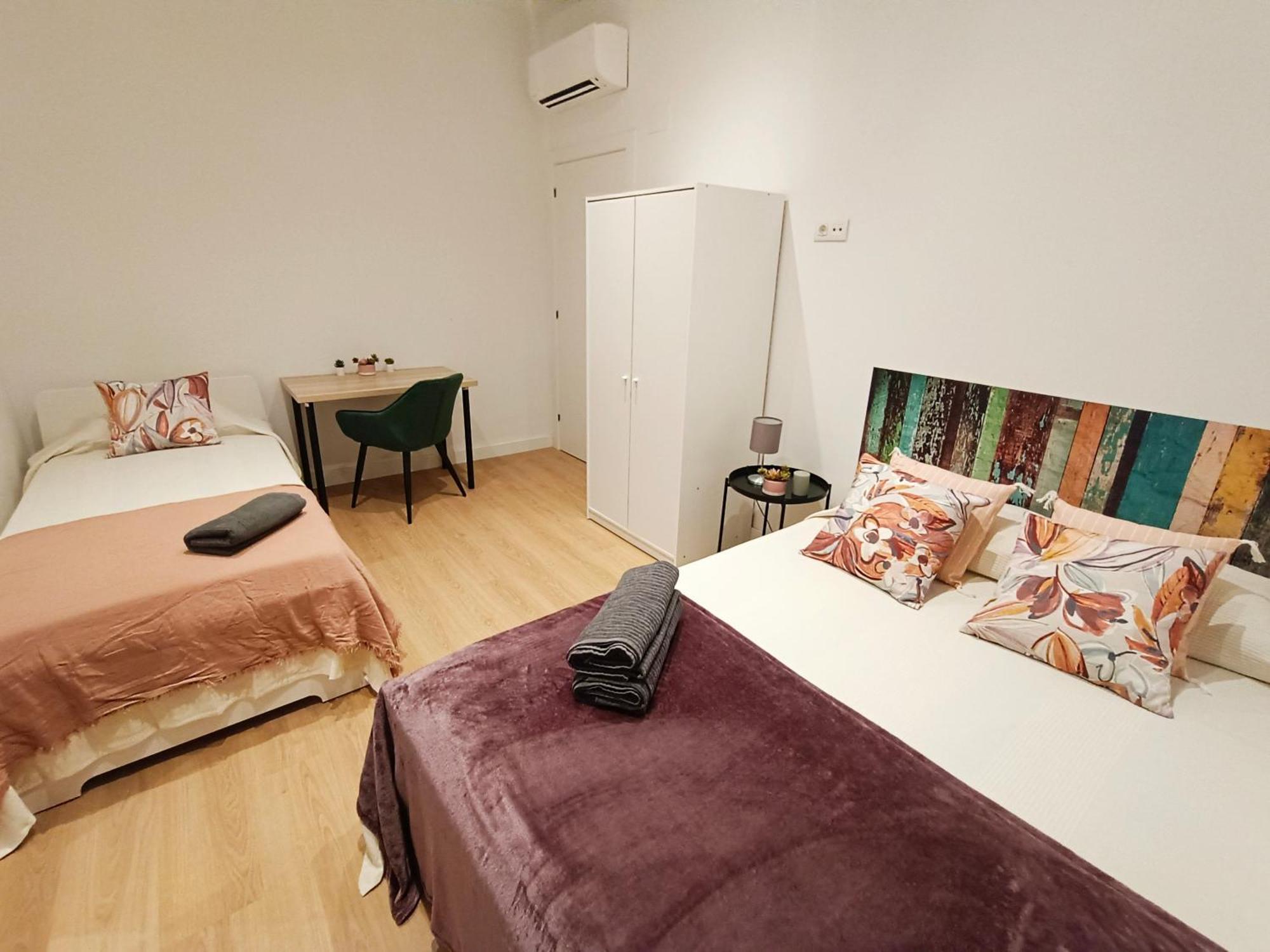 By Universitat Private Rooms Barcelone Extérieur photo